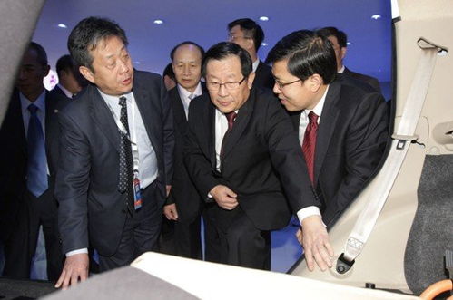 萬(wàn)鋼親臨吉利展臺(tái)，高度評(píng)價(jià)智能化與物聯(lián)網(wǎng)技術(shù)融合創(chuàng)新